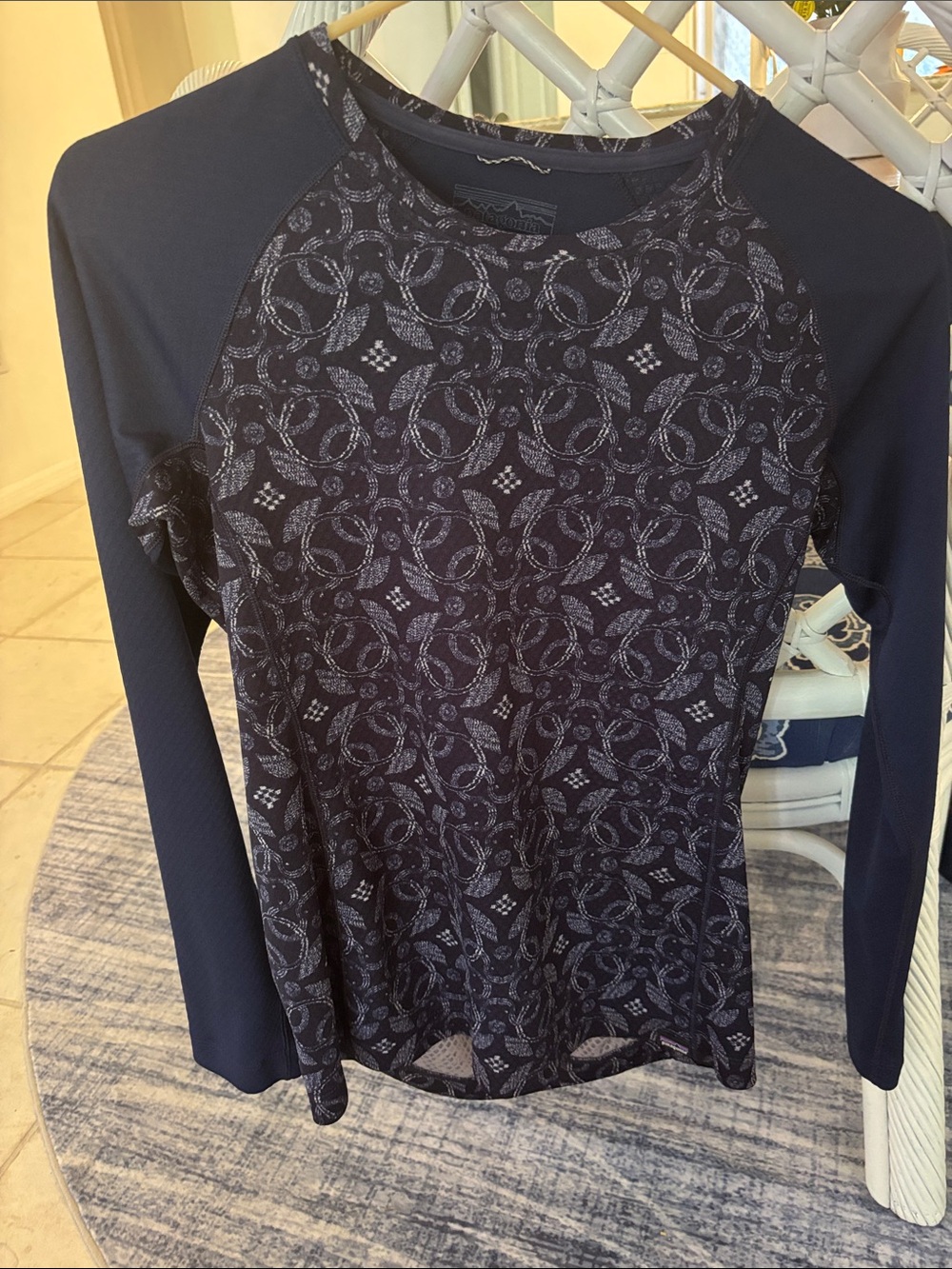 Like New— Patagonia Navy and Dark Blue Long-Sleeve Patterned Performance